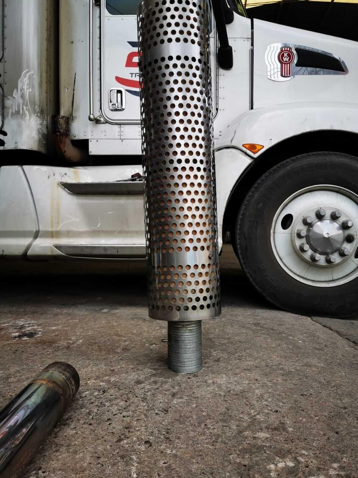 MUELLES Y PARTES AUTOMOTRICES CARRETO – Finalizacion de reparacion en esquinero de camion MUELLES Y PARTES AUTOMOTRICES CARRETO – Finalizacion de reparacion en esquinero de camion