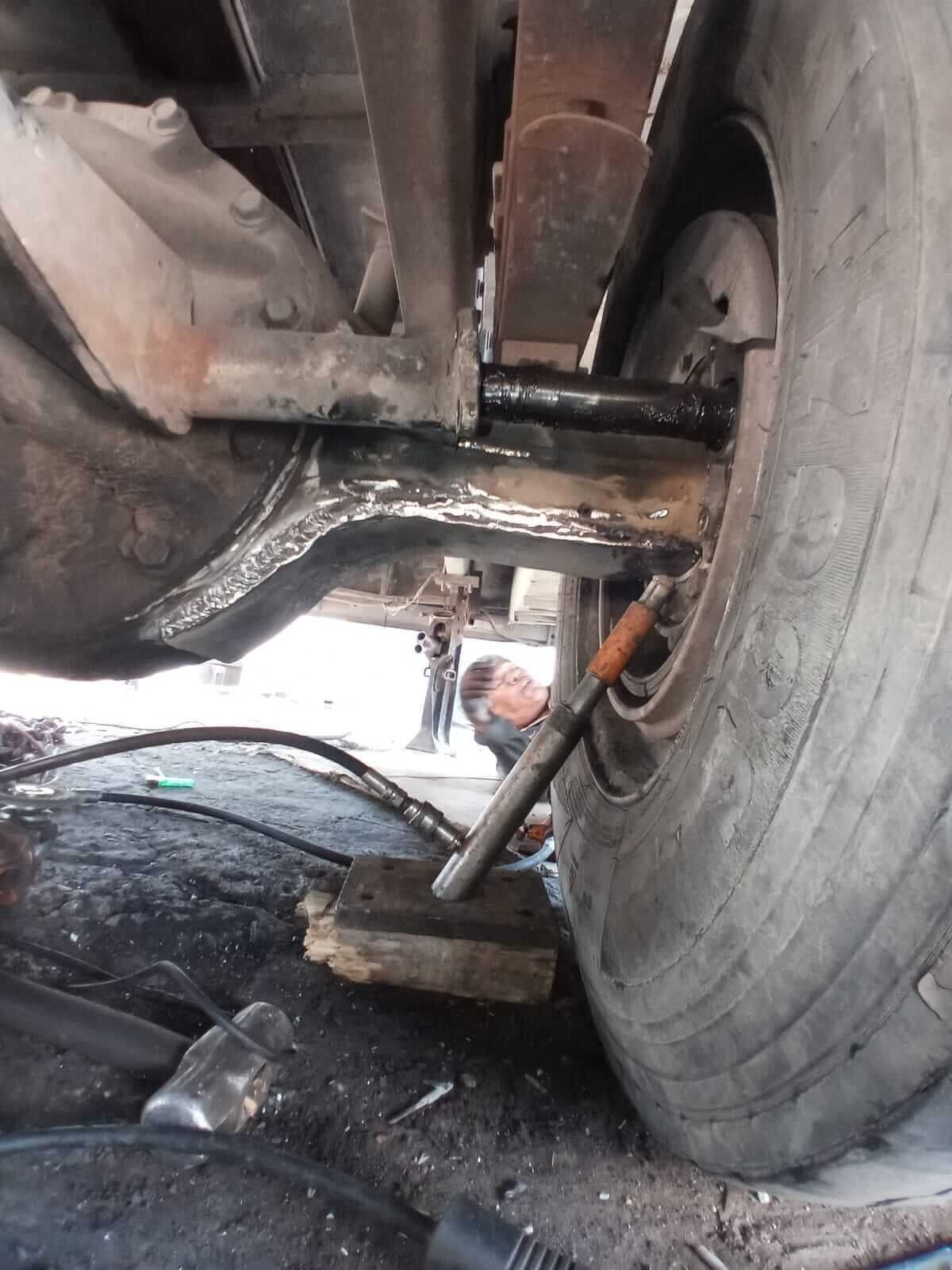 MUELLES Y PARTES AUTOMOTRICES CARRETO – Reparacion de cortinas en camion repartidor MUELLES Y PARTES AUTOMOTRICES CARRETO – Reparacion de cortinas en camion repartidor