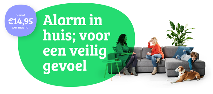 Advertentie voor een huisalarmsysteem: Mensen ontspannen op de bank met een hond