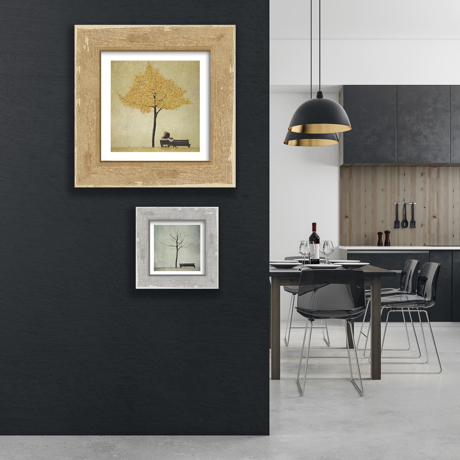 Tre foto incorniciate sono appese a un muro nero in una sala da pranzo