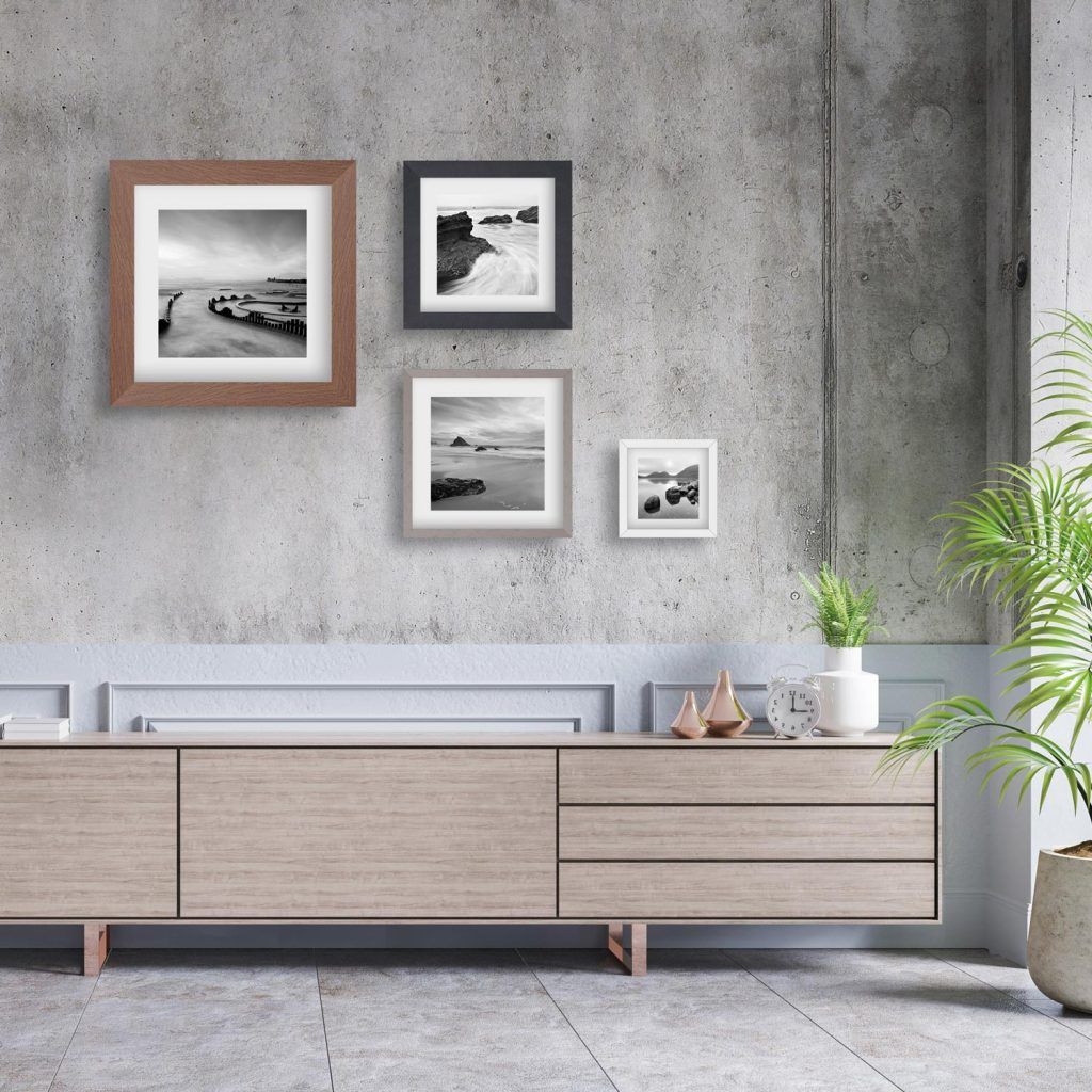 Un soggiorno con una cassettiera e qualche quadro alle pareti