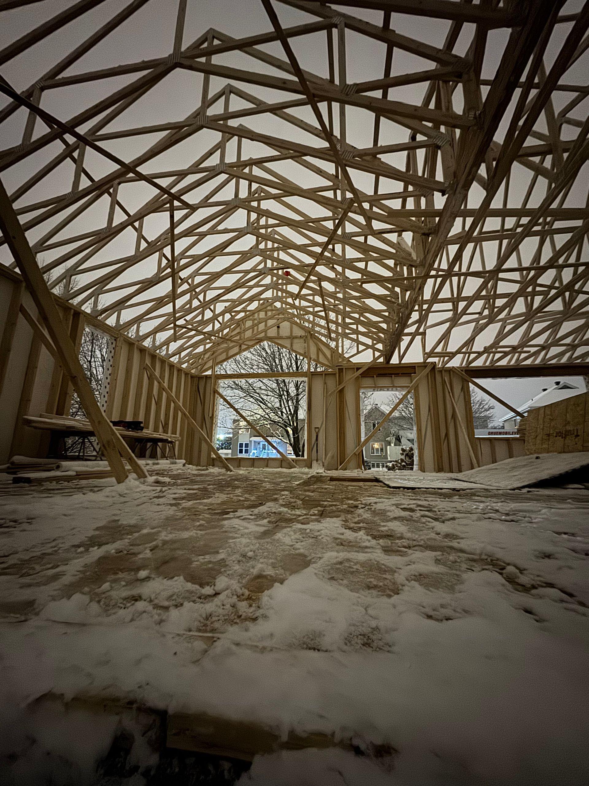 L'intérieur d'un bâtiment en construction avec de la neige au sol.