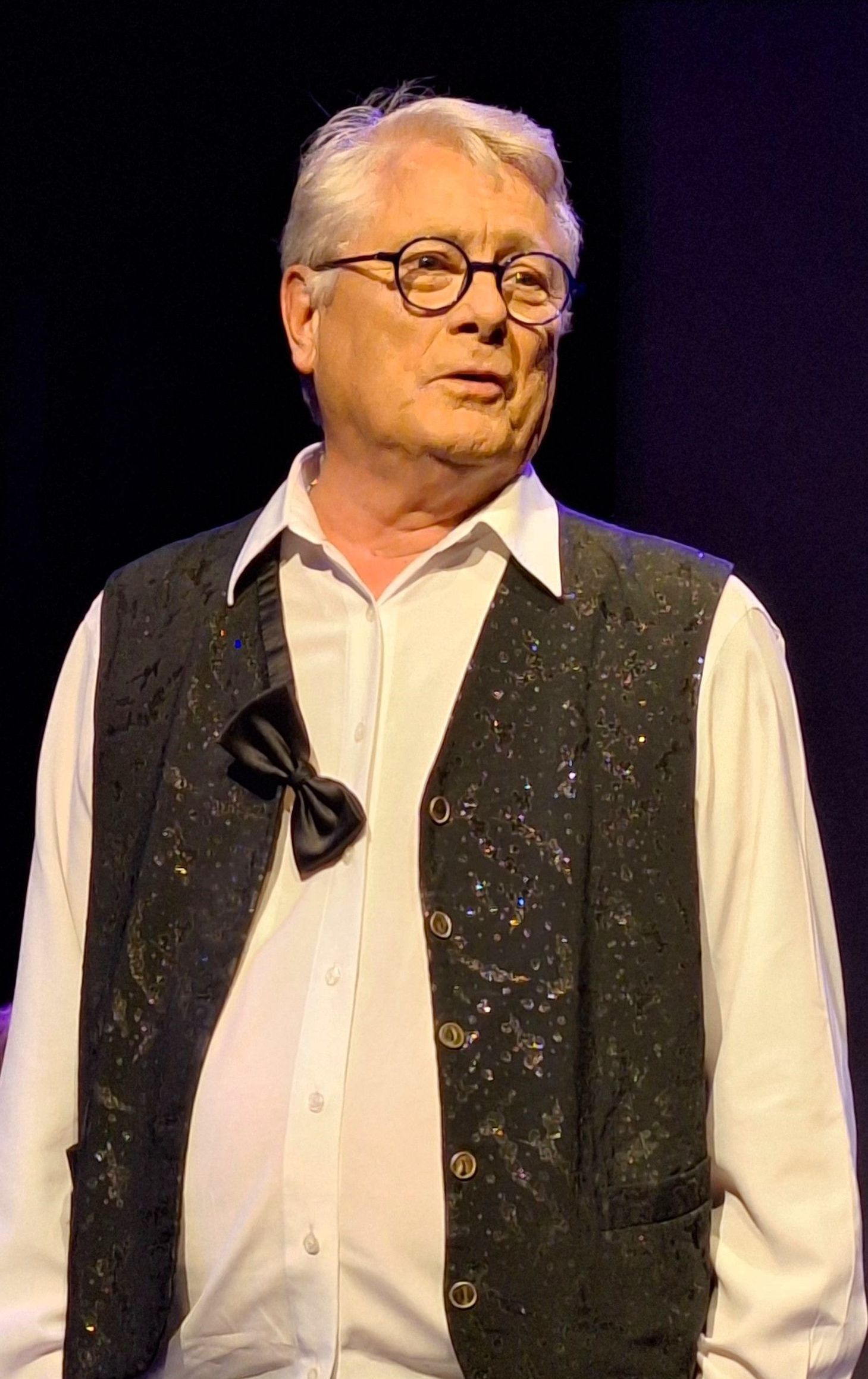 Regisseur theatermaker Evert de Vries zit in een theaterzaal met zijn hand op zijn kin. Nederlied, Pride Show in Theater Het Zonnehuis in Amsterdam-Noord