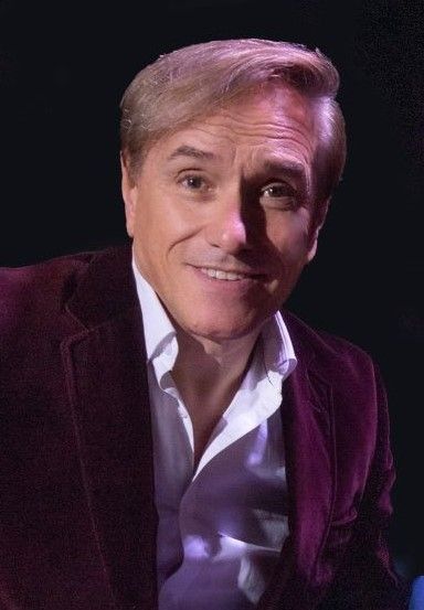 Zanger Philippe Elan is te zien in de Pride Show van Nederlied in theater Het Zonnehuis in Amsterdam.