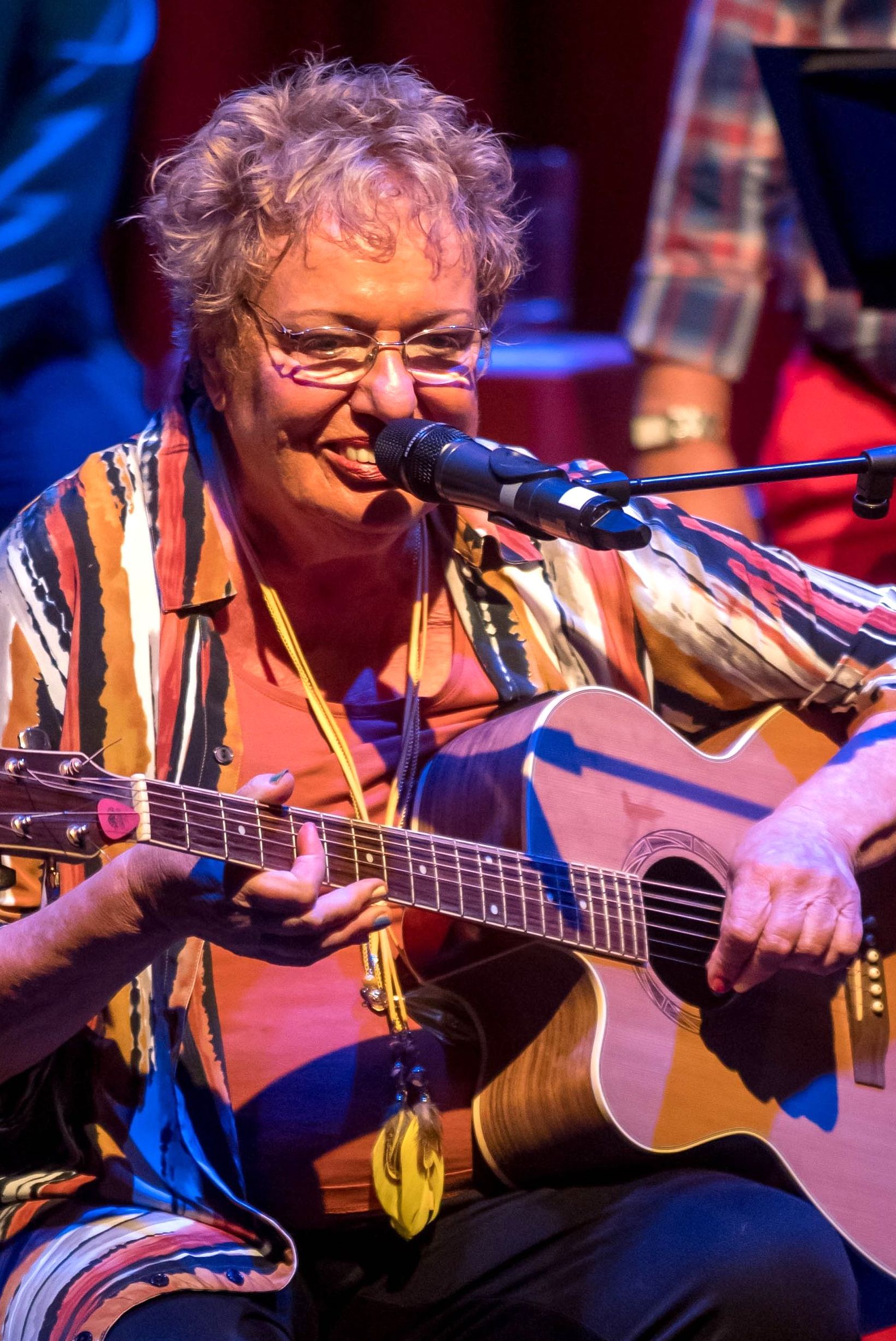 Astrid Nijgh zingt met gitaar in de Pride Show van Nederlied in Theater Het Zonnehuis in Amsterdam.