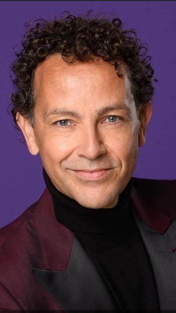 Roberto  de Groot is een man met krullend haar. Hij draagt ​​een paars jasje en een zwarte coltrui. Roberto is te zien in de Pride Show van Nederlied in theater Het Zonnehuis in Amsterdam.