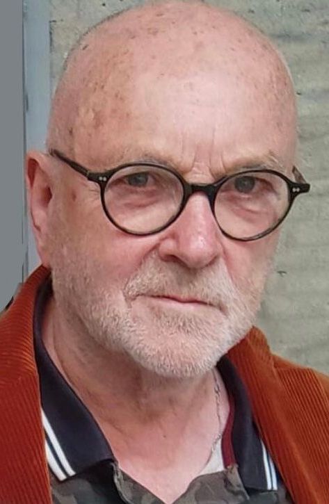Serge Henri Valcke is een kale man met een bril. Hij draagt ​​een jasje en een zwart shirt. Serge is te zien in de Pride Show van Nederlied in theater Het Zonnehuis in Amsterdam.
