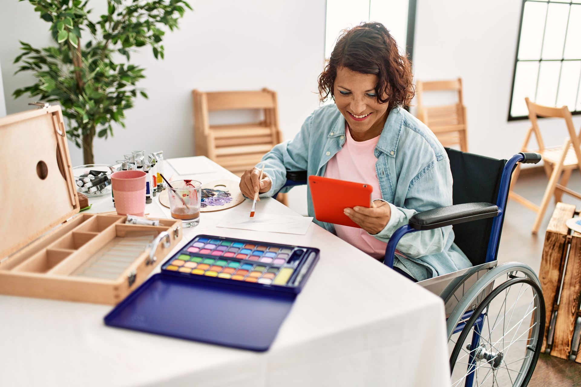 a girl painting as an art therapy