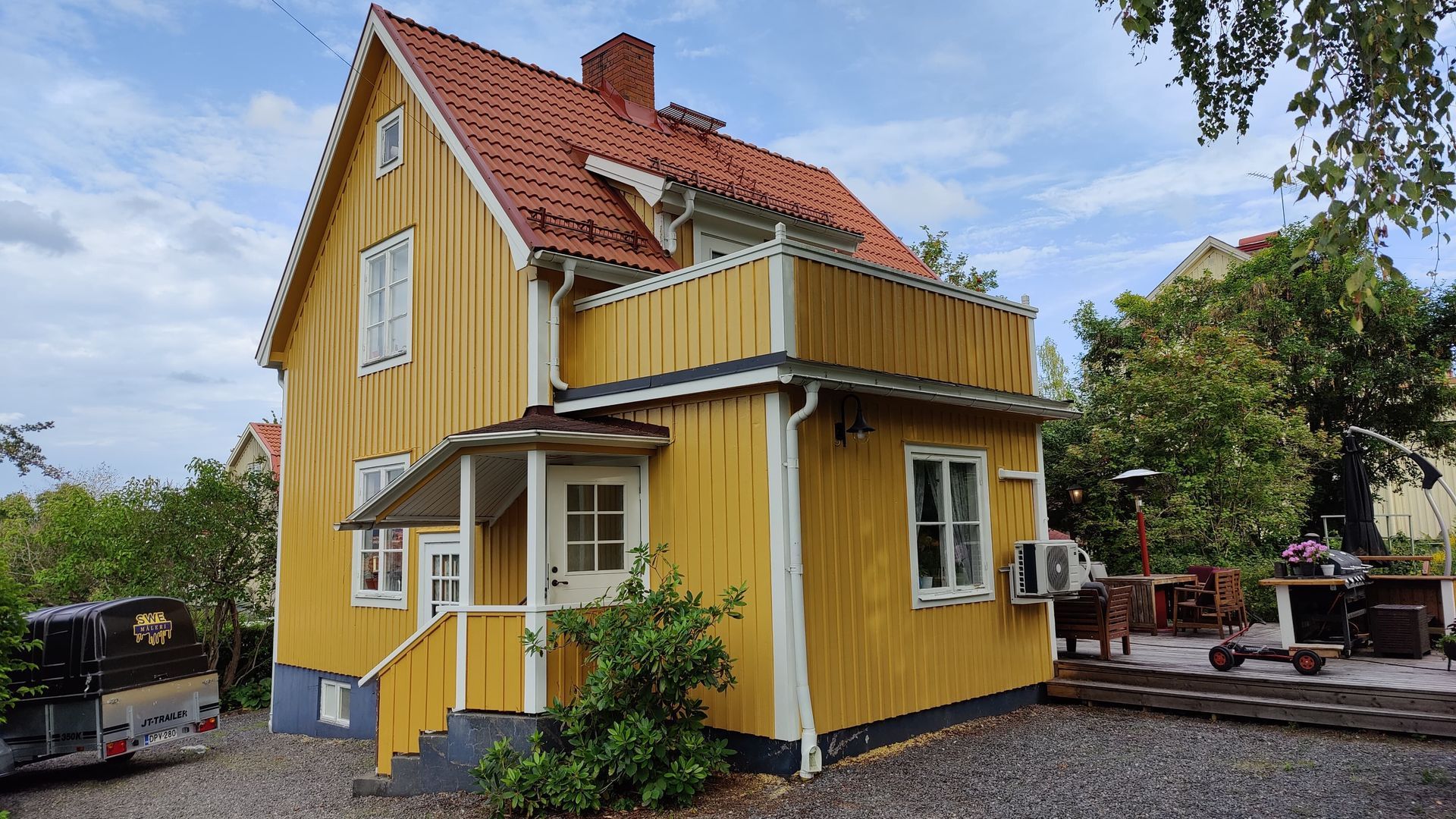 Ett gult hus med gul fasad