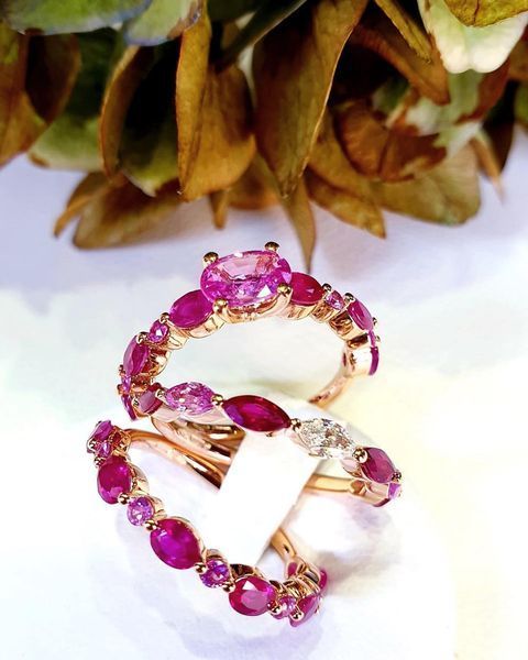 Anelli fedine in oro rosa con rubini zaffiri rosa e diamante navette