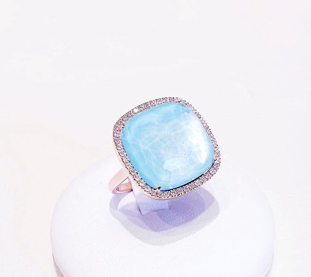 Anello in oro rosa con cristallo turchese madreperla ed entourage diamanti