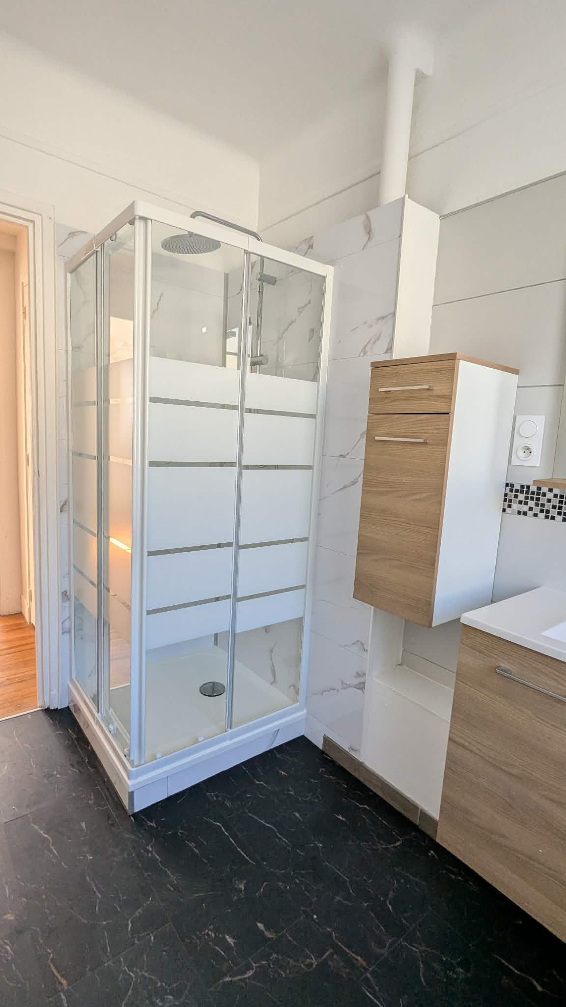Salle de bains rénovée par Debray Agencement avec douche à l'italienne et meuble vasque en bois