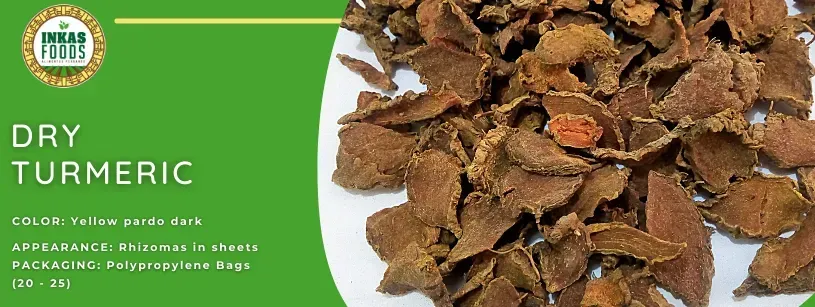 Etiqueta verde del producto para cúrcuma seca con un montón de hojuelas de cúrcuma a la derecha.