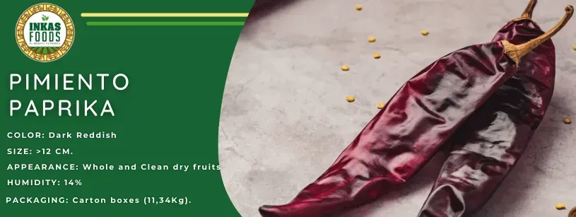 Paquete de condimento de pimiento y pimentón con un pimiento rojo seco entero sobre fondo verde.
