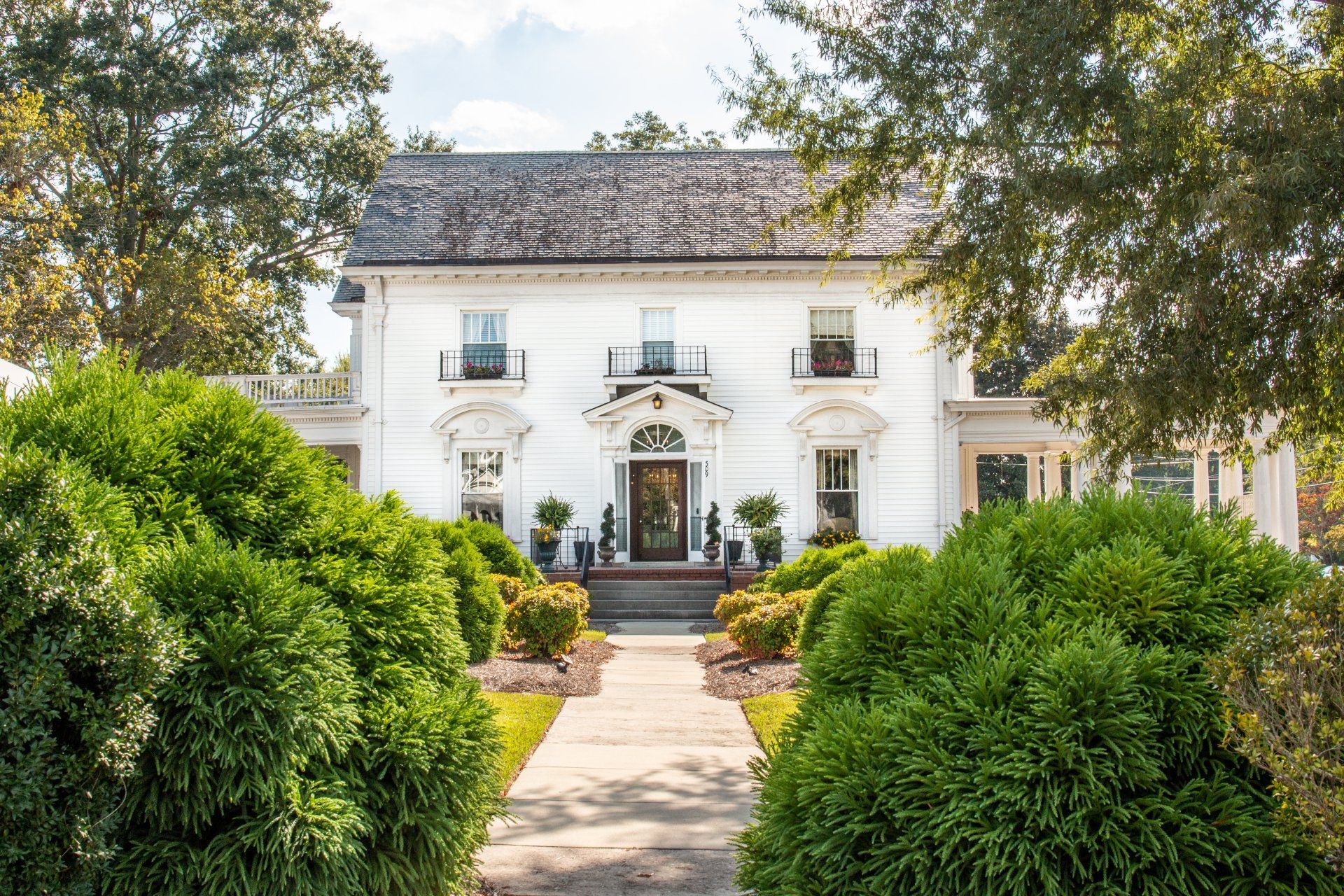 Picture of a historic white house