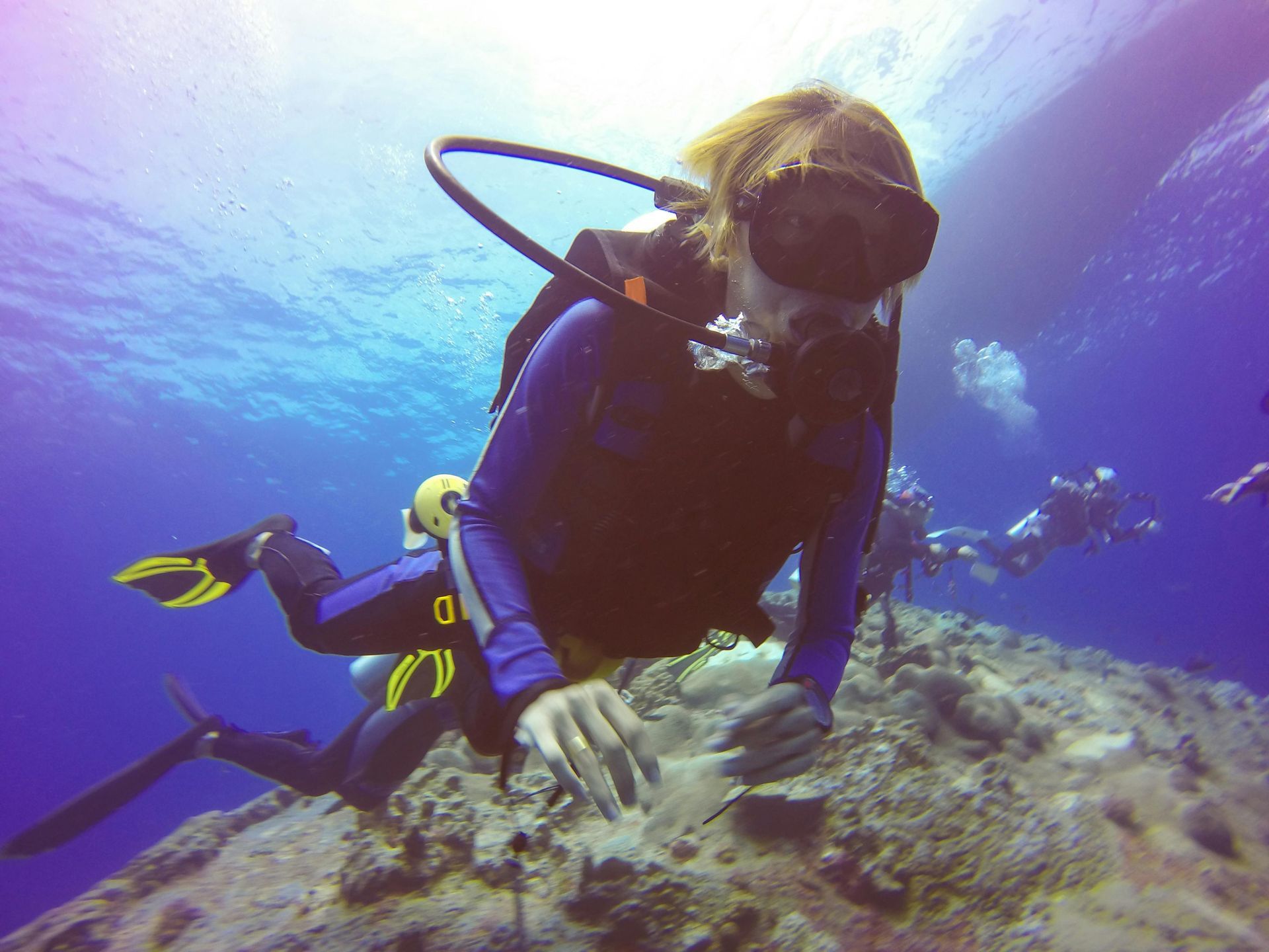 A group of scuba divers are swimming in the ocean.