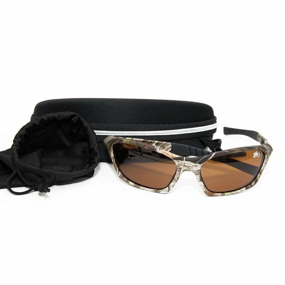 Gafas de sol marrones con estuche negro y una pequeña bolsa negra sobre fondo blanco.