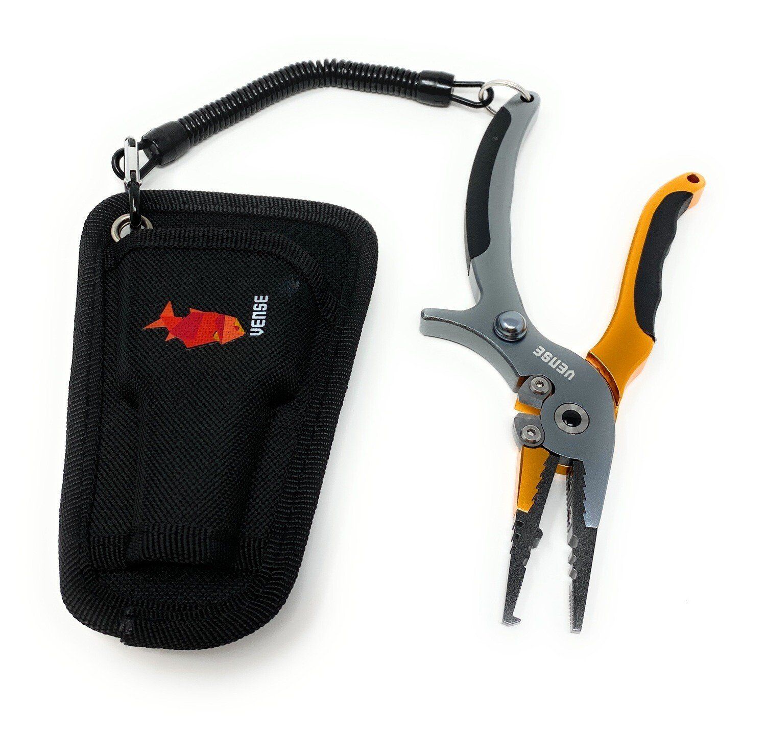 Alicates de pesca negros y naranjas con cordón en espiral y funda de transporte negra.