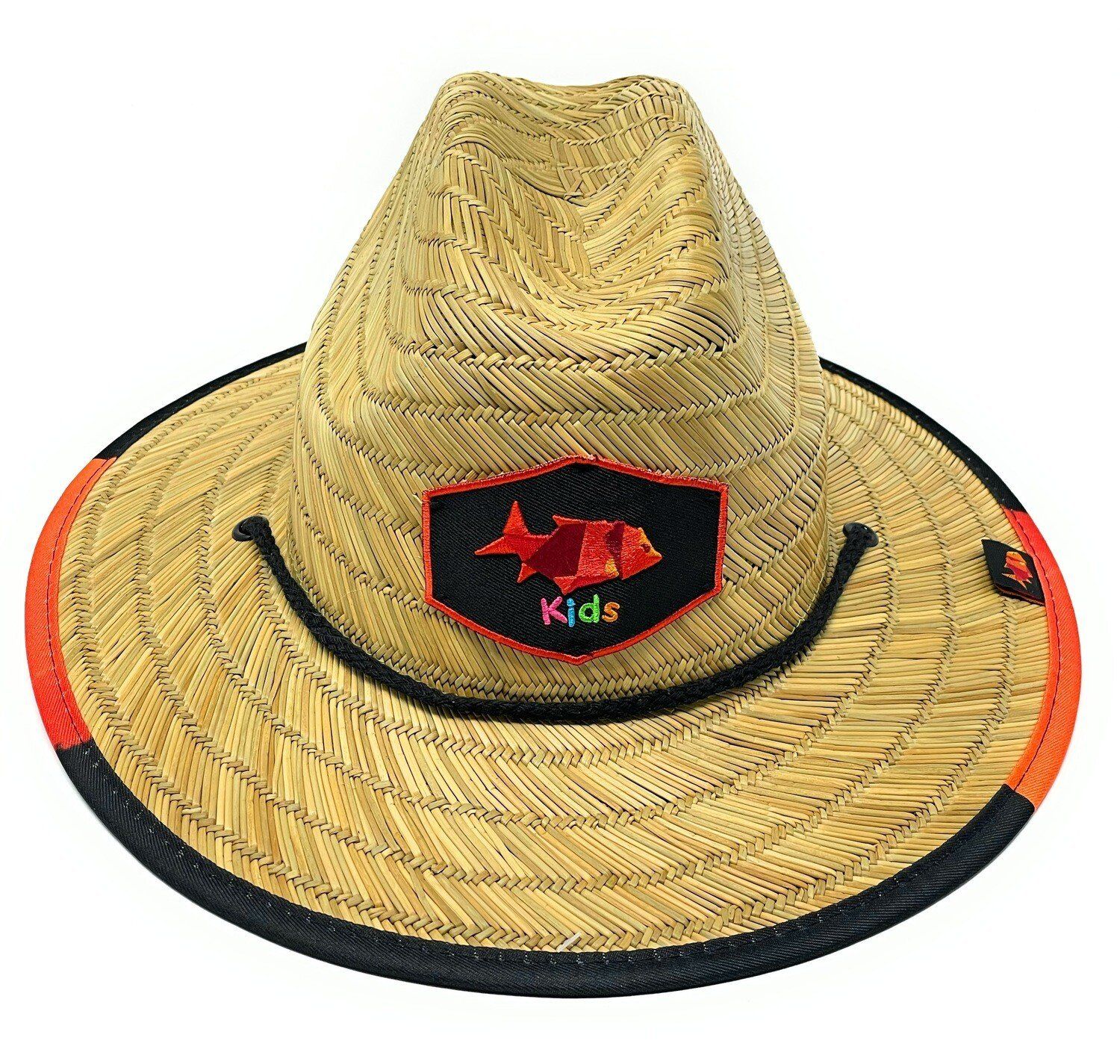 Sombrero de vaquero infantil de paja con ribete negro y parche rojo y negro sobre fondo blanco.