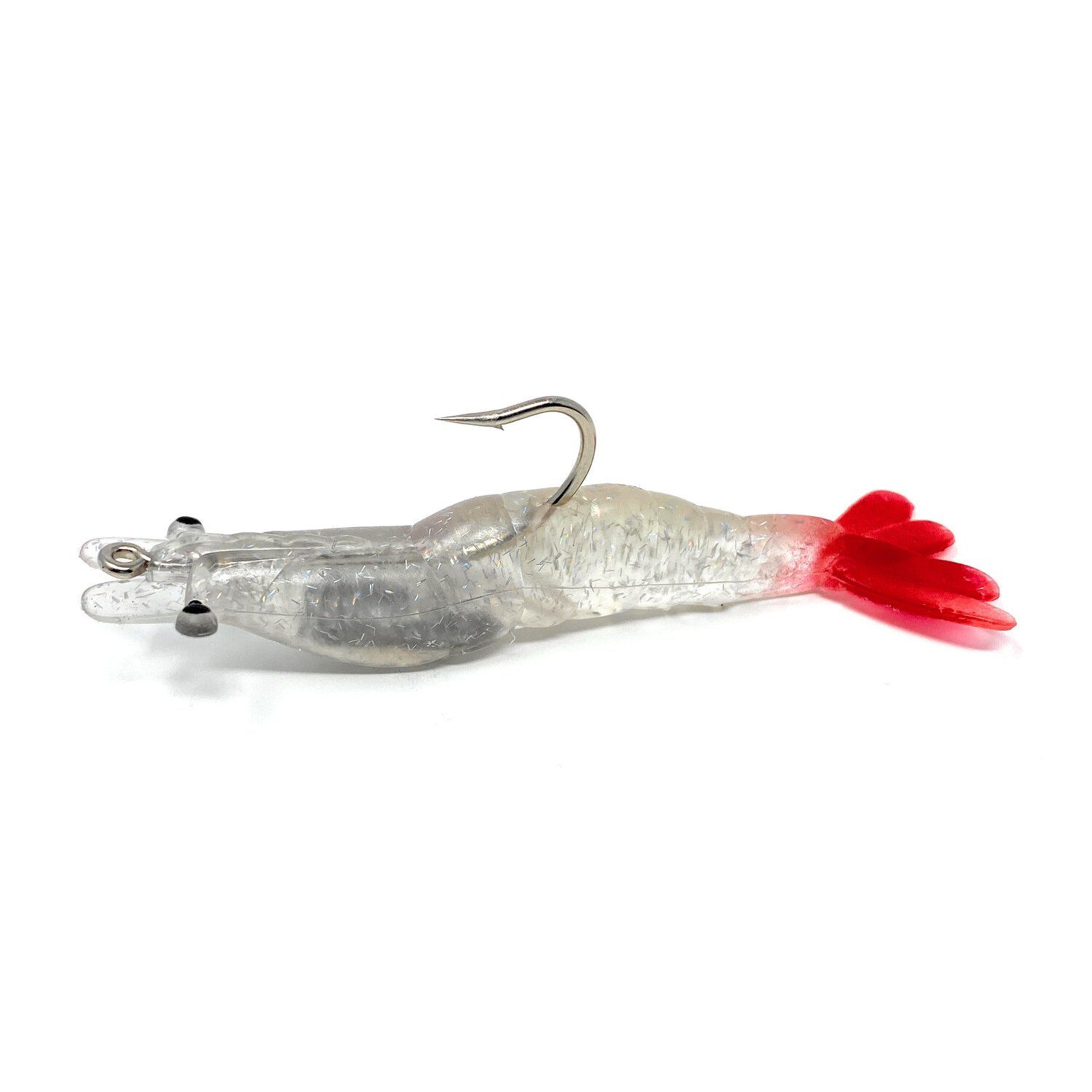 Señuelo de pesca plateado con cola roja y anzuelo simple sobre fondo blanco.