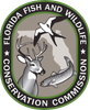 Logotipo de la Comisión de Conservación de Pesca y Vida Silvestre de Florida con ciervos, peces y aves sobre un sello circular negro.