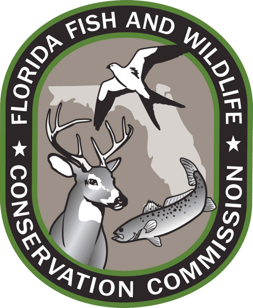 Logotipo de la Comisión de Conservación de Pesca y Vida Silvestre de Florida con ciervos, peces y aves sobre un sello circular negro.