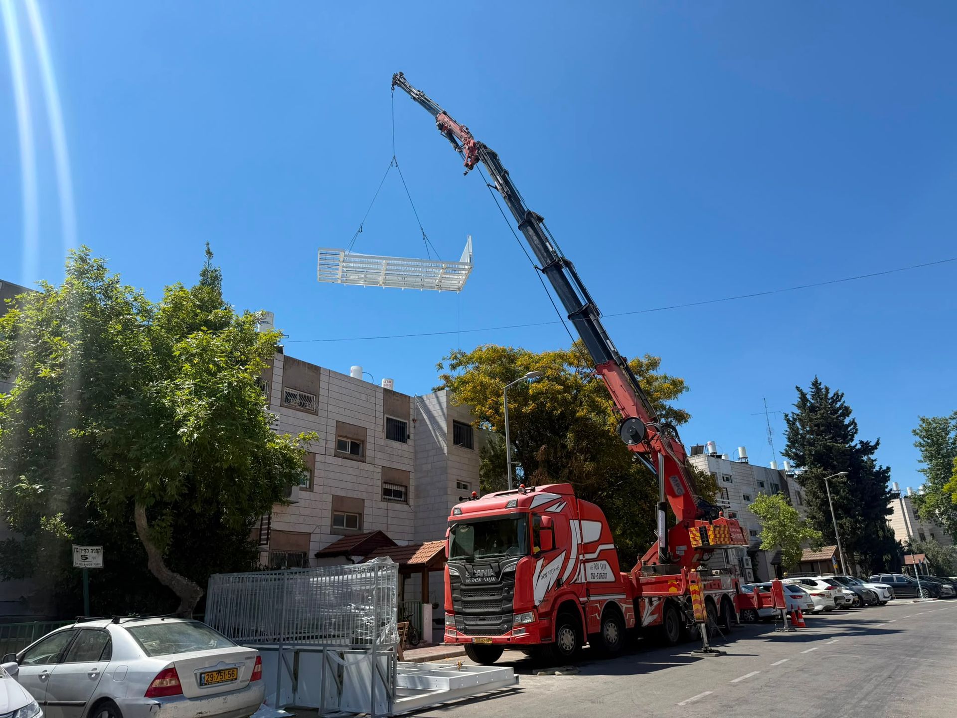 מנוף הרמה בירושלים בעבודת שינוע מבנה