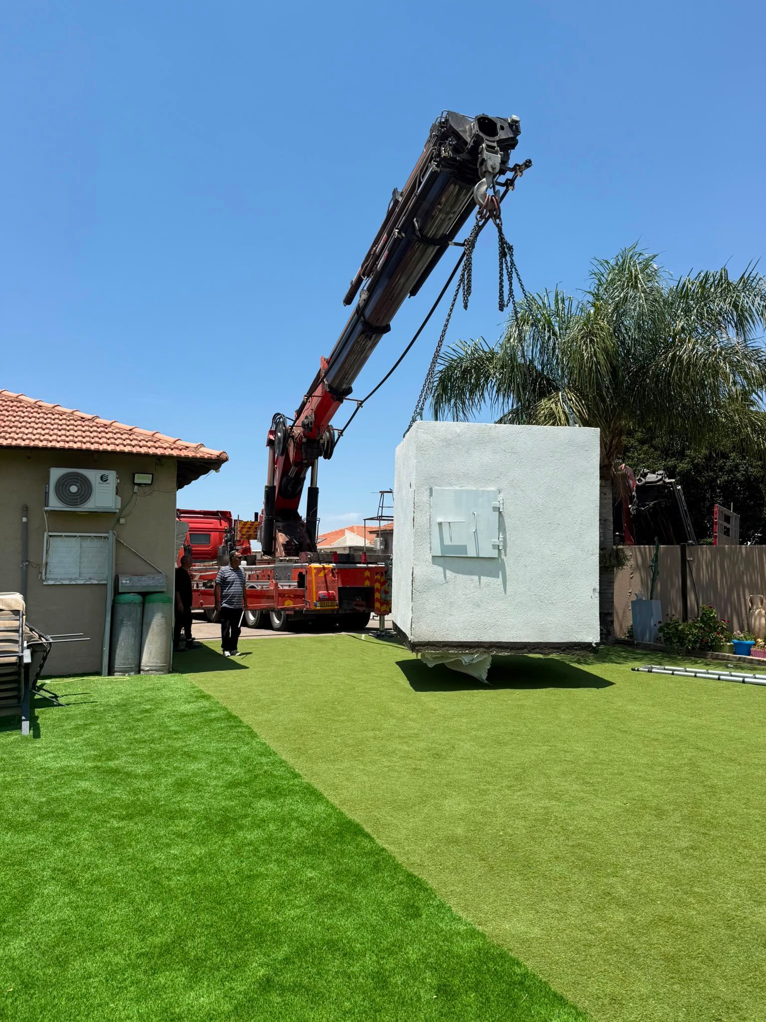 הובלת מיגוניות באמצעות מנוף