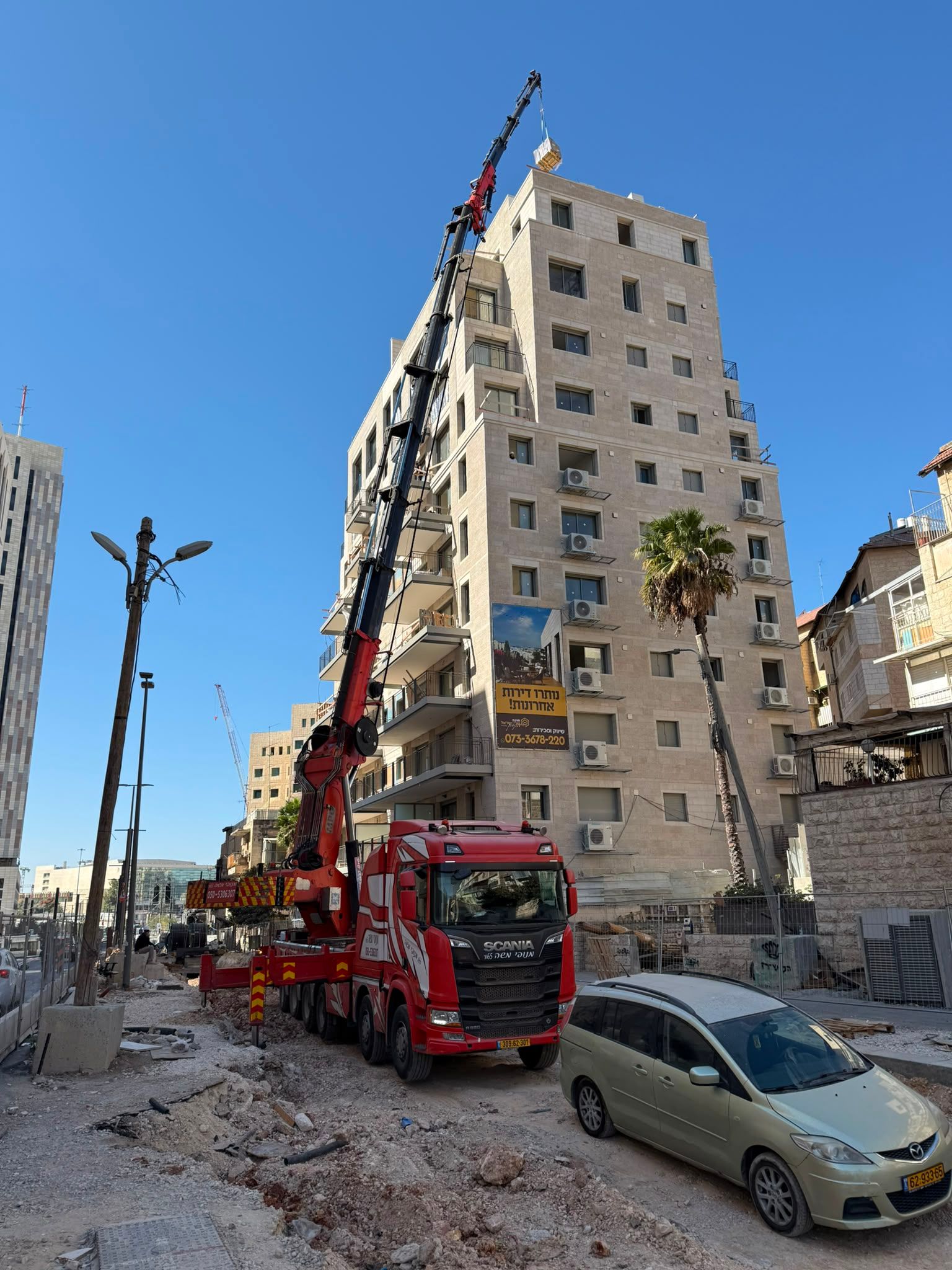 עבודות מנוף ליד בניין מגורים בעיר