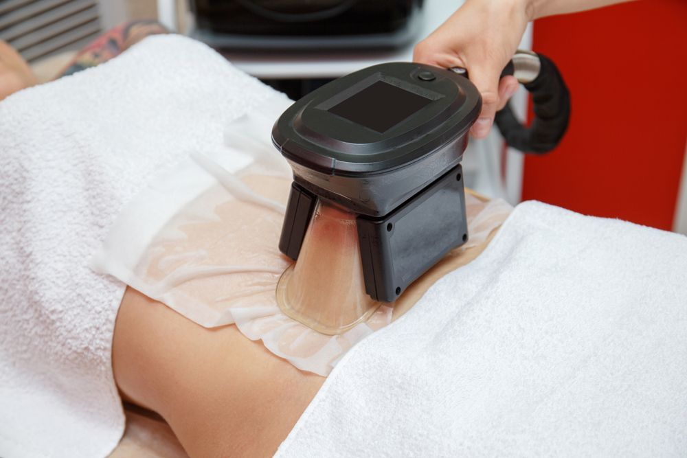 Aesthetic device placed on a person’s abdomen during a spa treatment
