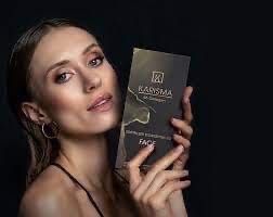 Frau hält eine schwarze Produktverpackung von KAISMA FACE vor dunklem Hintergrund
