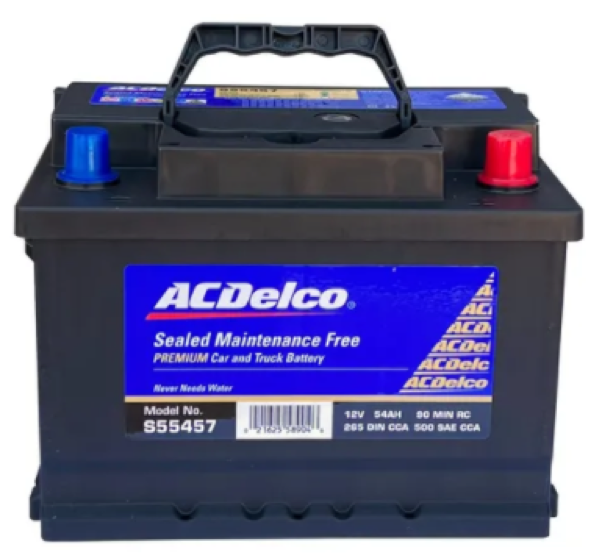 Batería de automóvil ACDelco negra con terminales azules y rojos, asa y etiqueta con texto blanco.