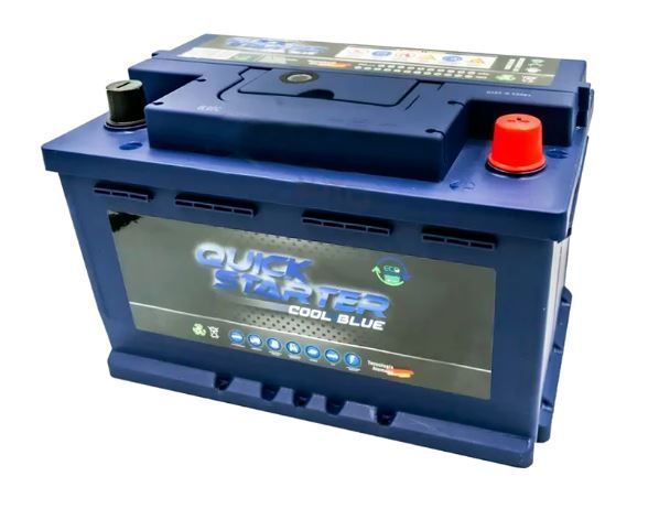 Una batería de automóvil Quick Starter Cool Blue azul con una tapa de terminal roja, aislada sobre un fondo blanco.