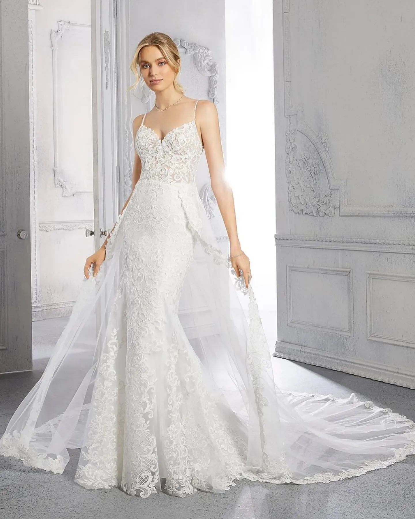 donna in abito da sposa