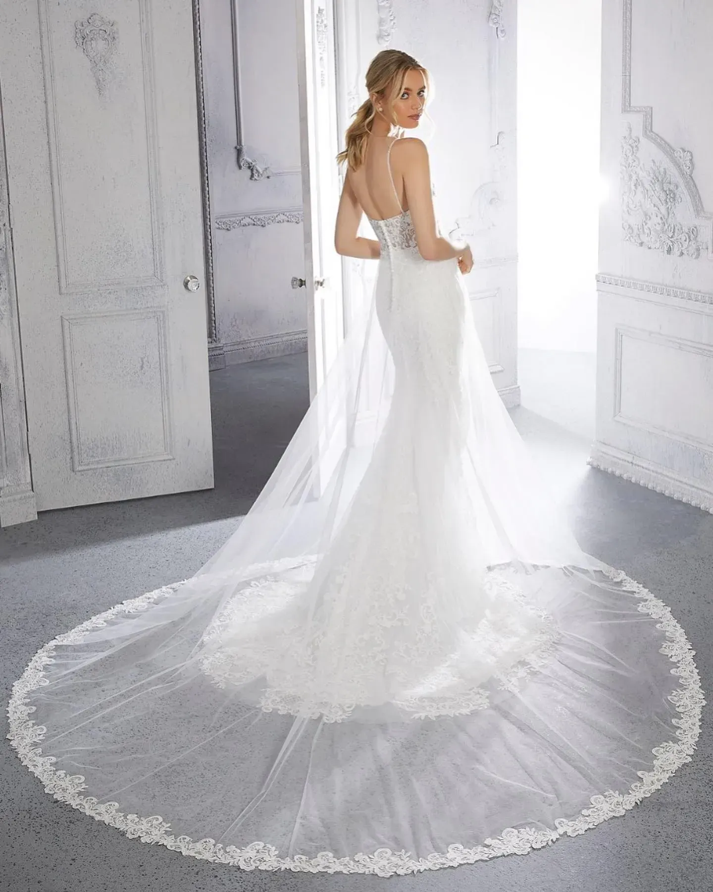 donna in abito da sposa