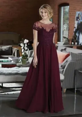 donna con abito da cerimonia bordeaux di Atelier Gruppo CI Due - Centro Sposi