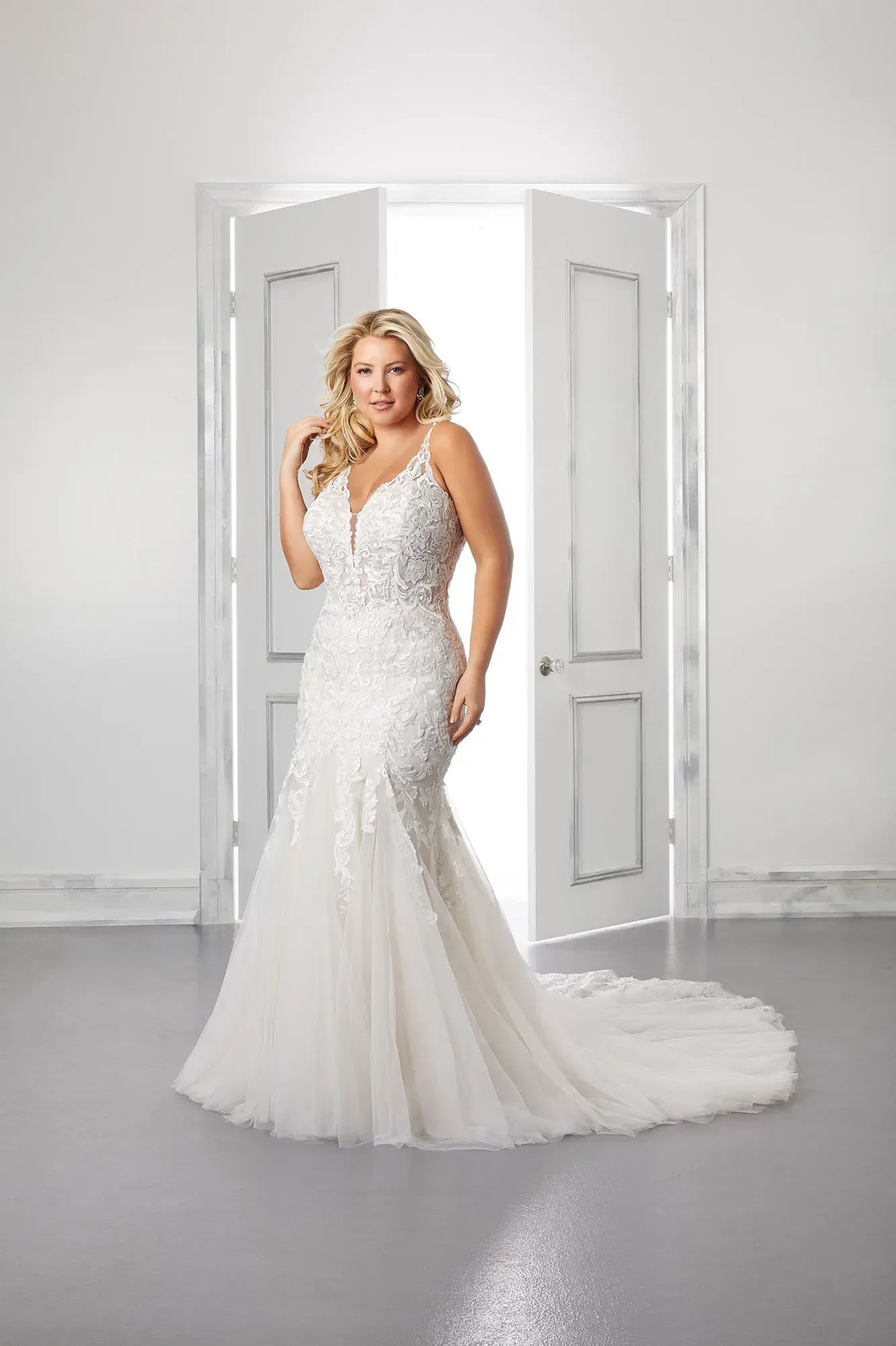 donna in abito da sposa