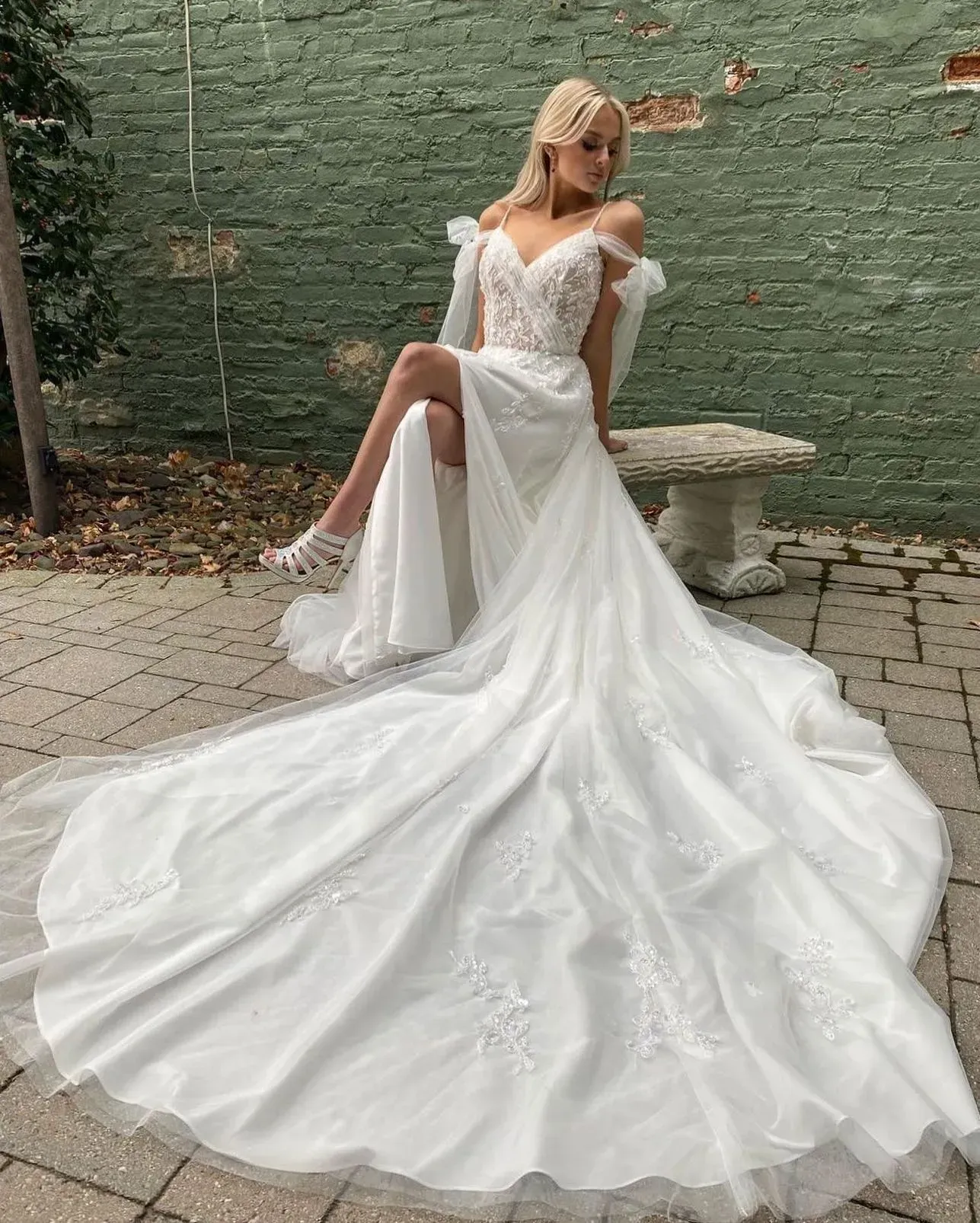 donna in abito da sposa