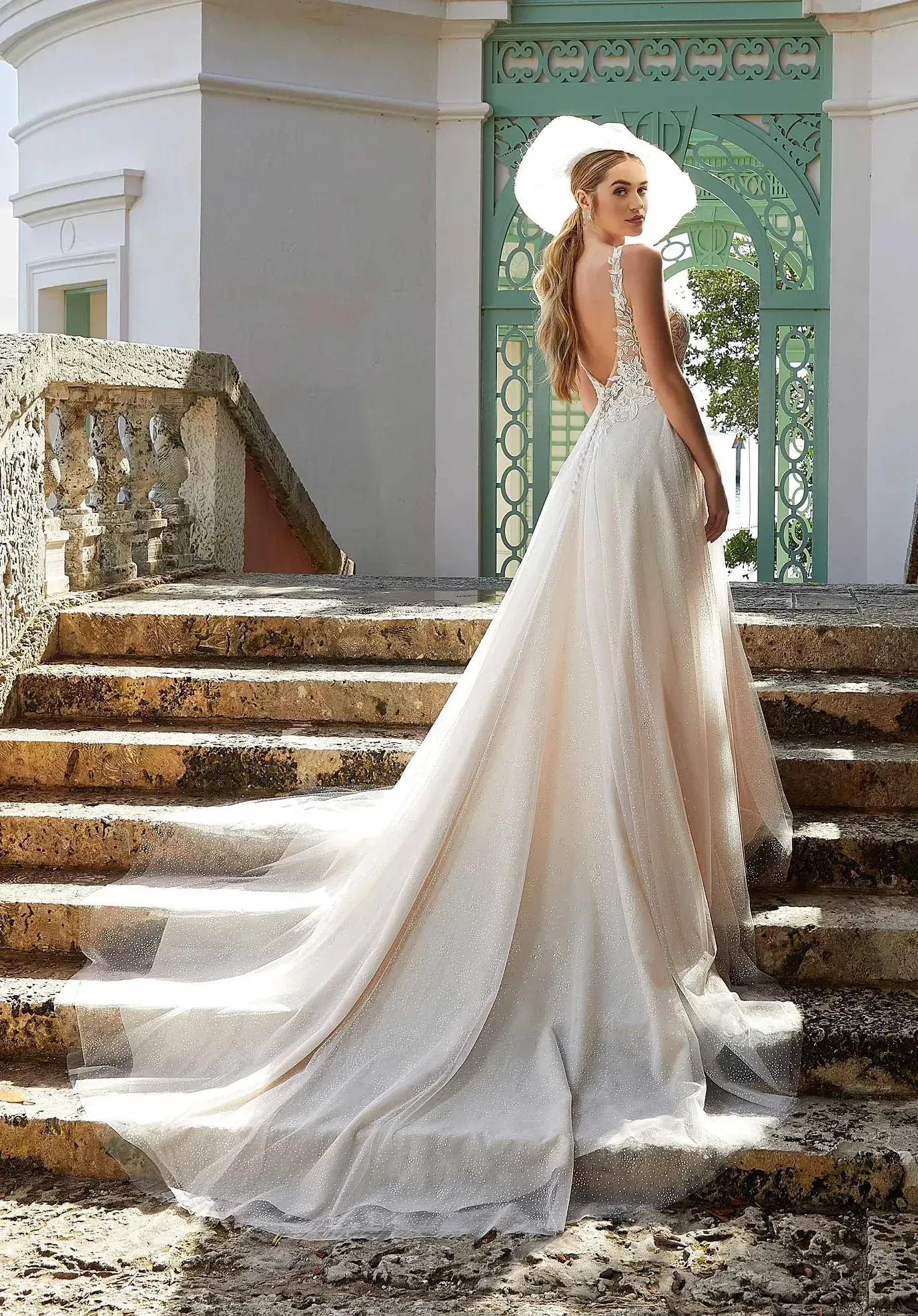 donna in abito da sposa