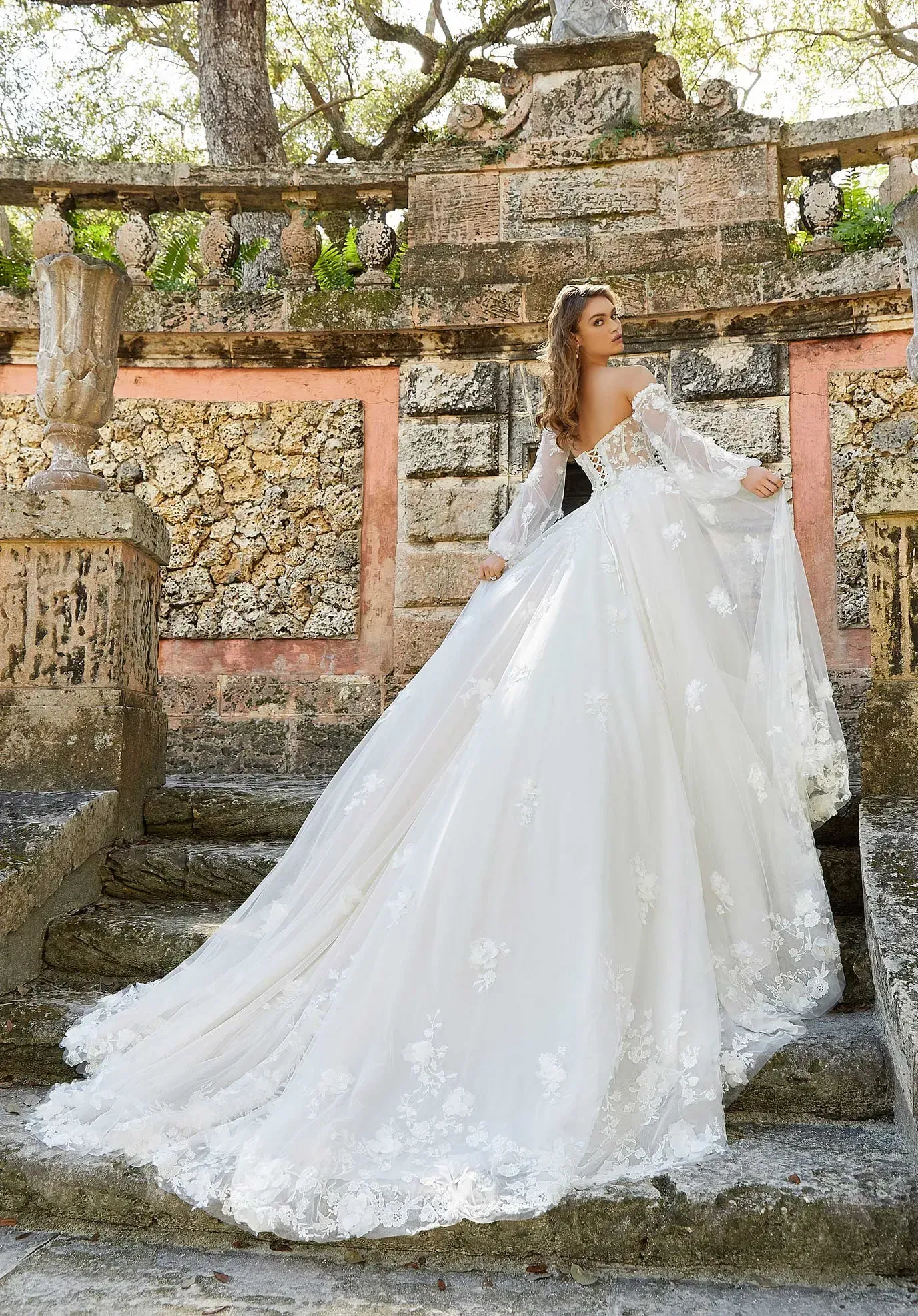 donna in abito da sposa