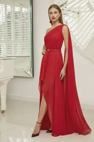donna con abito da cerimonia rosso di Atelier Gruppo CI Due - Centro Sposi