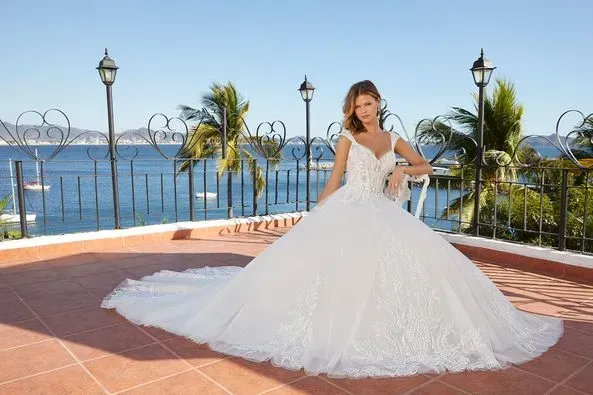 donna in abito da sposa