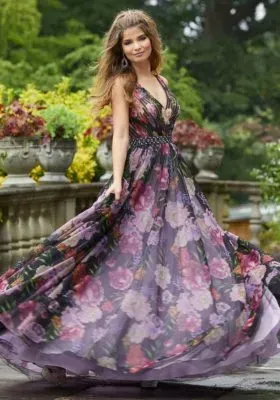 donna con abito da cerimonia a fiori antico di Atelier Gruppo CI Due - Centro Sposi