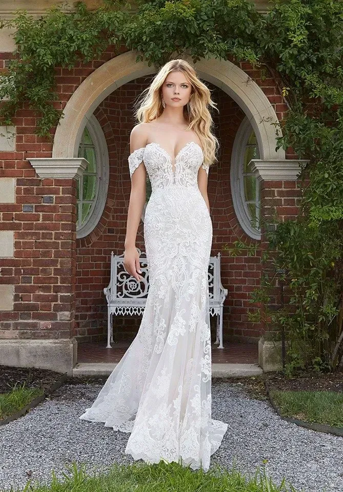 donna in abito da sposa