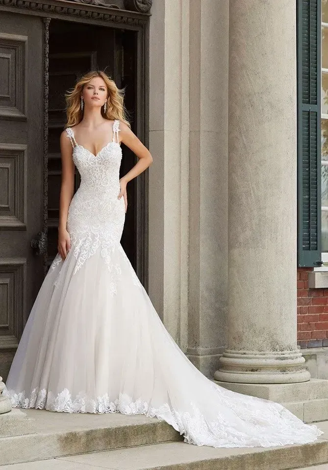 donna in abito da sposa