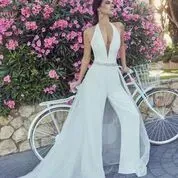 donna in abito da sposa moderno
