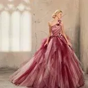 donna in abito da sposa rosa