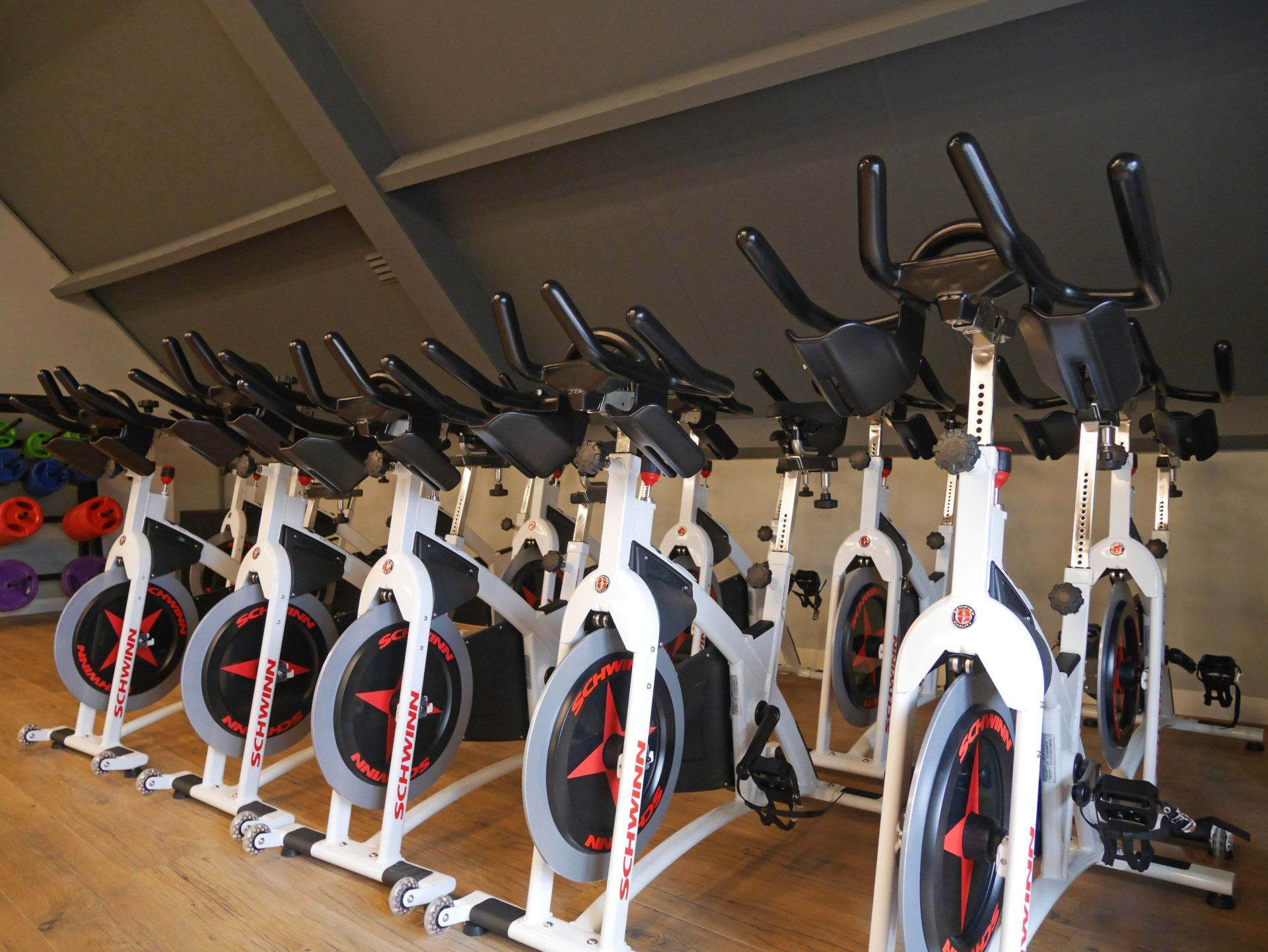 Indoor cycling-fietsen op een rij in een sportschool.