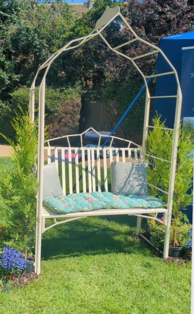 SEATED ARCH