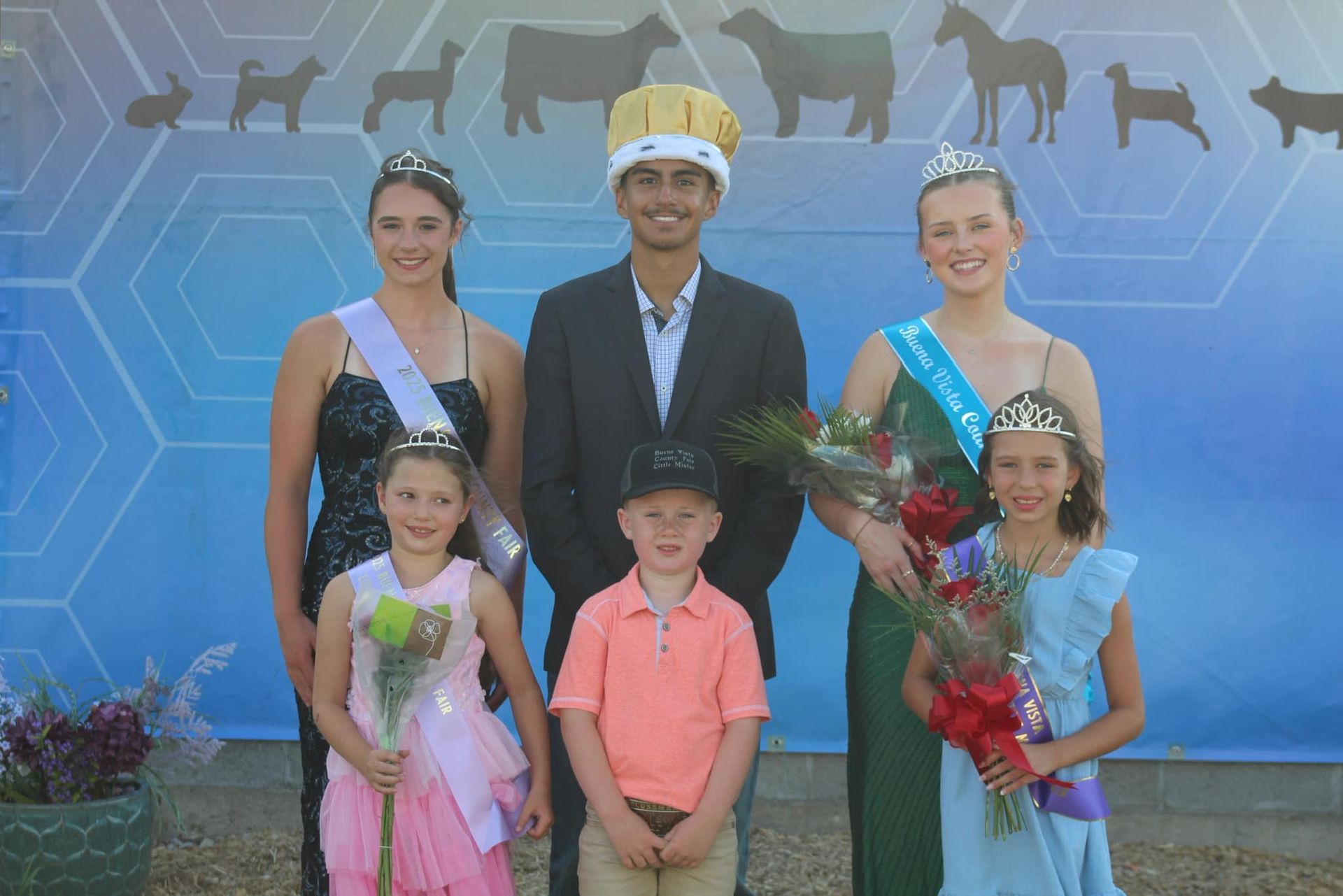 A group of children are posing for a picture at the buena vista county fair.